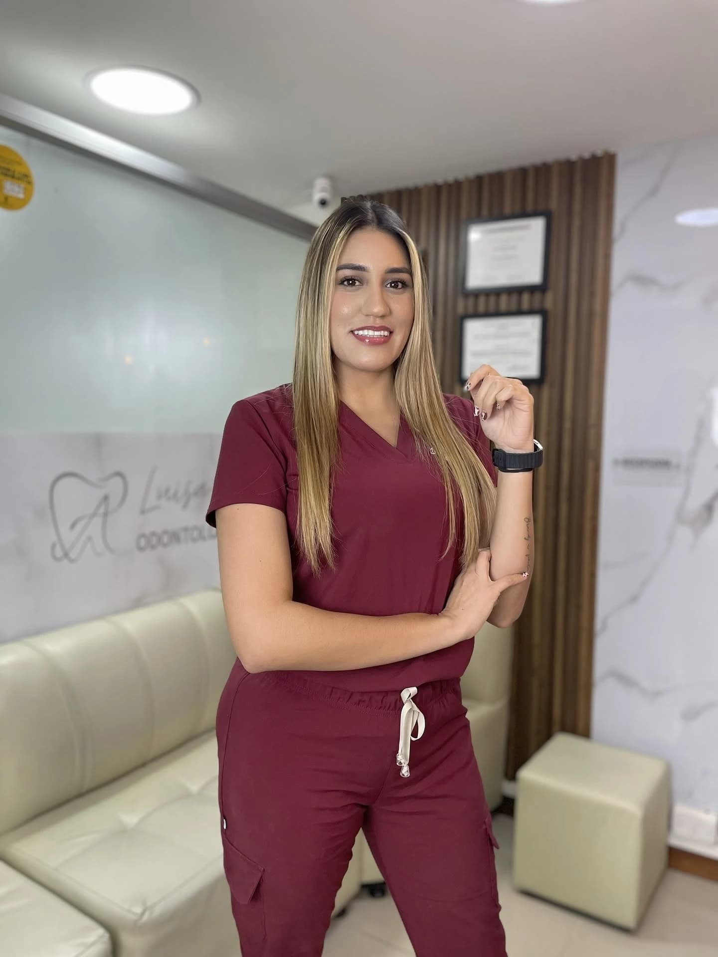 Dra. Luisa Alzate, odontóloga, en la recepción de su consultorio